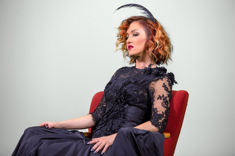"Budi mi blizu": Ivana Kindl predstavila novi autorski singl i zvuči moćno