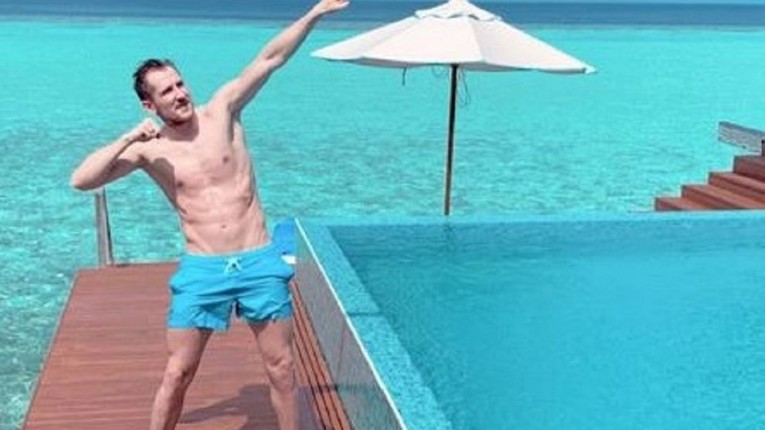 Dinamov (modni) as uživa sa suprugom na Maldivima
