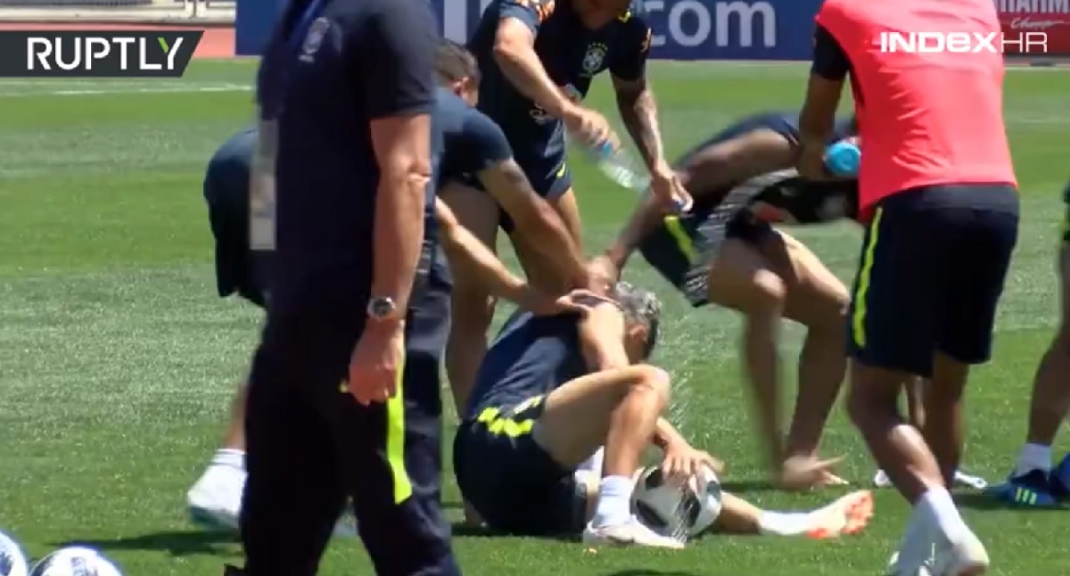 Brazilci se sjajno zafrkavaju: Neymar Coutinha gađao jajima, a onda se svi okomili na njega