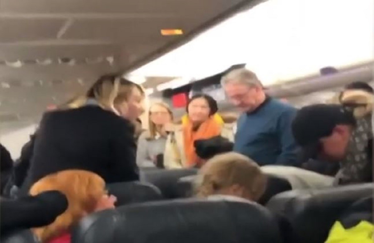 Osjetila kretanje na leđima tijekom leta, ostala u šoku kad je vidjela što je