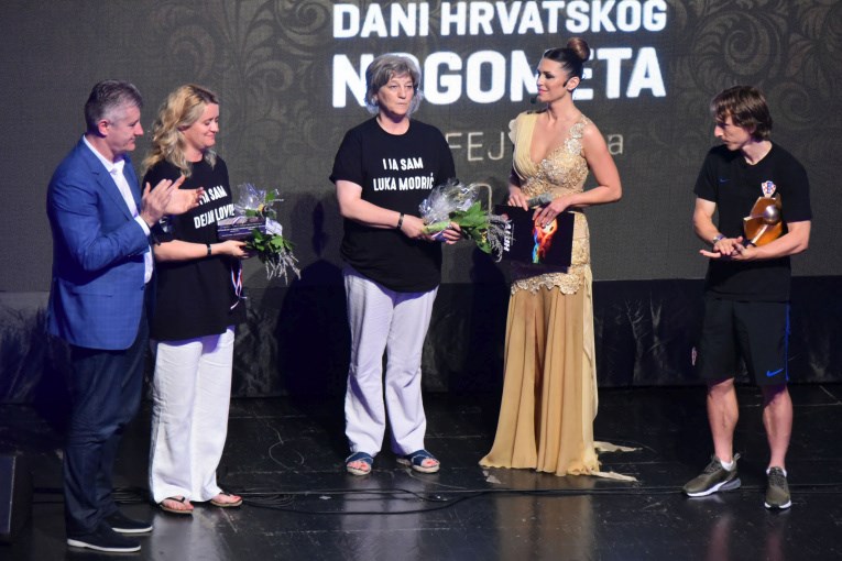 Modrić u Vukovaru primio nagradu za najboljeg nogometaša Hrvatske