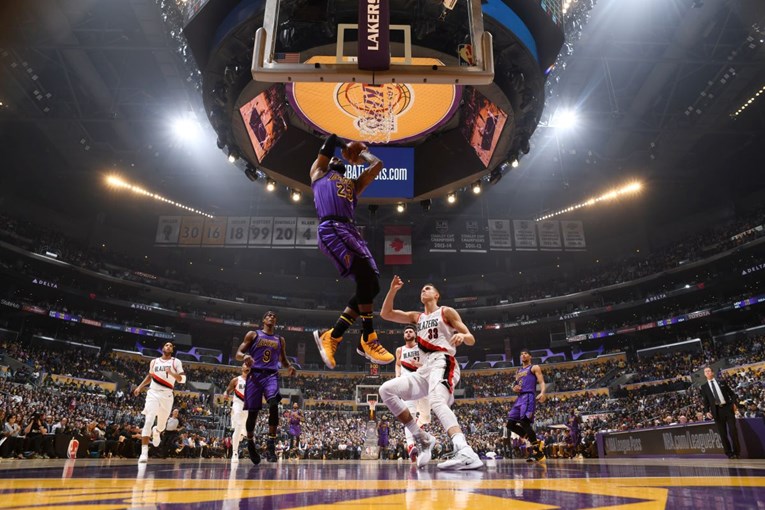 LeBron ušao u NBA povijest najboljom partijom otkako je u Lakersima