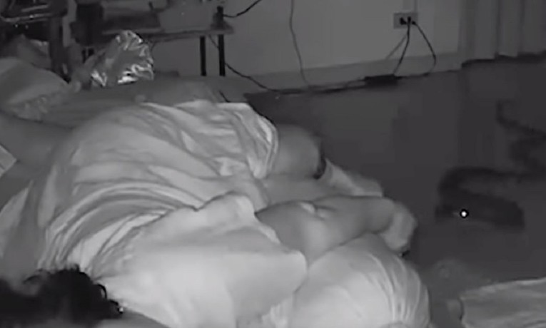 Baka u snu osjetila bol u nozi, kamera u sobi snimila scenu iz noćne more