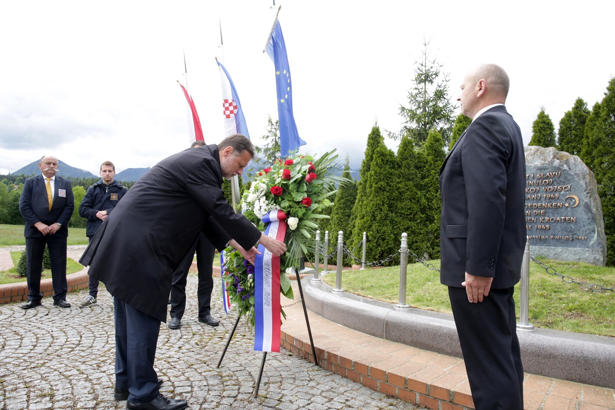 Njonjo se na Bleiburgu poklonio pred spomenikom poginulim ustašama