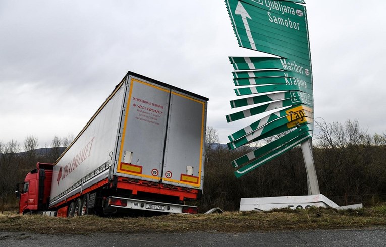 Kamion u Zagrebu sletio s ceste, uništio veliki prometni znak