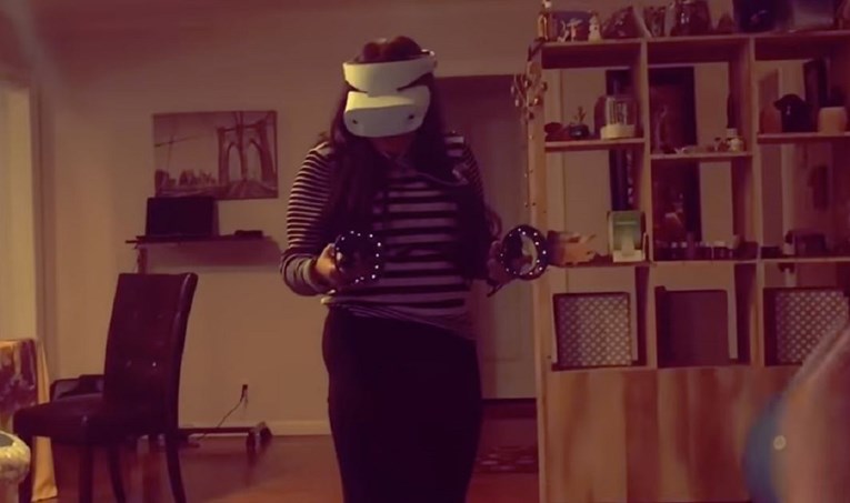 VIDEO Cura probala virtualnu stvarnost prvi put i malo se previše uživjela