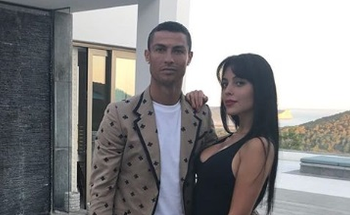 Ronaldo oduševio fotkom s Georginom, ona nabacila vruće hlačice