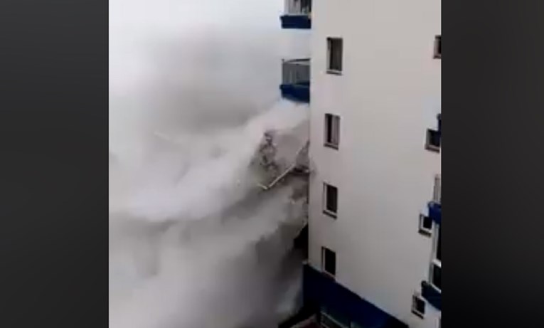 VIDEO Strašna snimka s Tenerifa, divovski valovi razbijaju zgradu