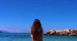 Cura s najboljom guzom Instagrama pozirala u tangama na dasci za surfanje