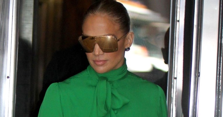 Rastvorila joj se košulja: Jennifer Lopez pokazala više nego što je planirala