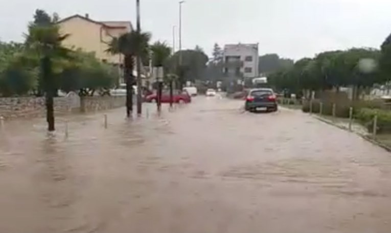Ekstremne količine kiše na obali. Nabujale rijeke, potopljeni Istra, Drniš...