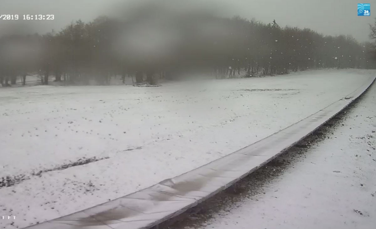 FOTO Pogledajte kako pada snijeg u Gorskom kotaru, na Učki i Platku