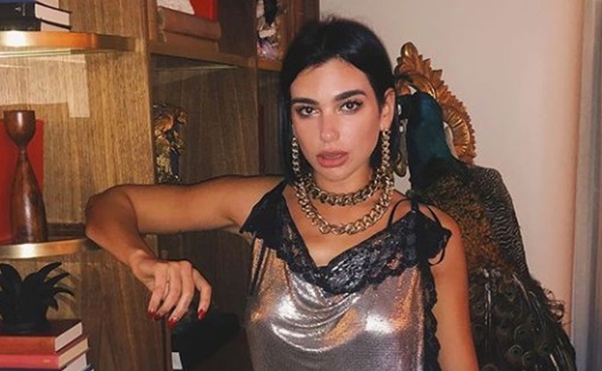 Najseksi novogodišnji outfit: Dua Lipa u minijaturnoj haljinici pokazala gaćice