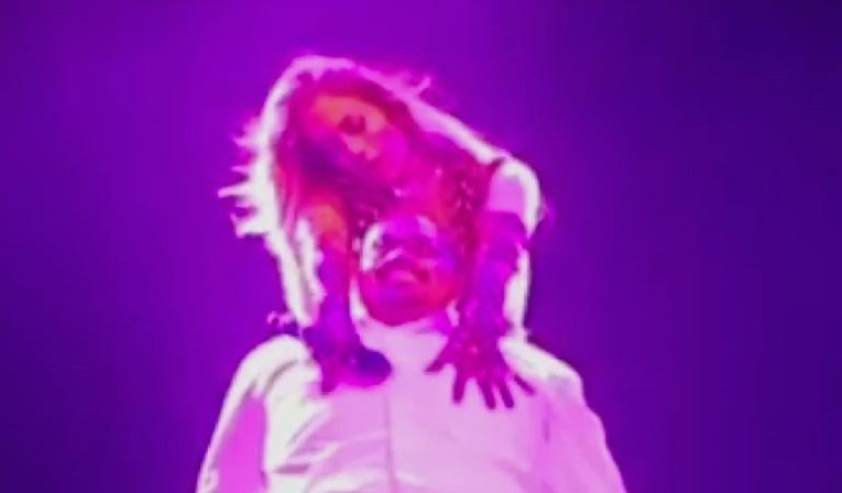 VIDEO Jennifer Lopez na koncertu plesala fanu u krilu, njegova faca govori sve