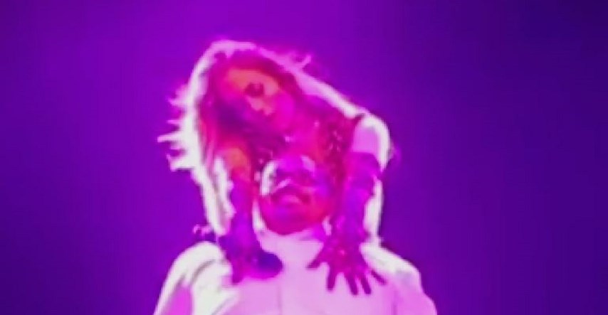 VIDEO Jennifer Lopez na koncertu plesala fanu u krilu, njegova faca govori sve