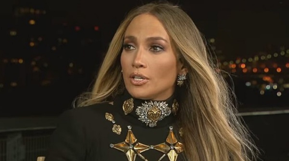 J.Lo htjela pružiti ruku fanovima pa pala na slavnu guzu