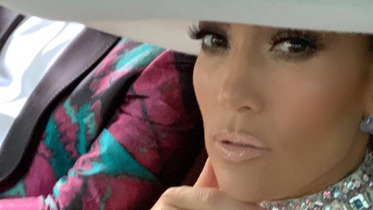 J.Lo objavila sliku sa zaručnikom iz spavaće sobe i pokazala zamamne noge