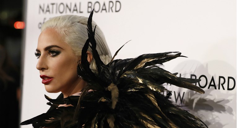 Torba ili pompon? Lady Gaga zbunila sve neobičnim modnim dodatkom