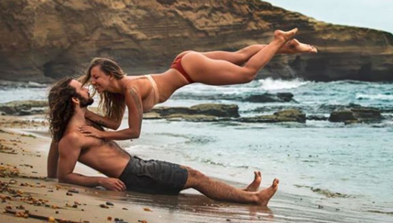 Par nevjerojatnim vještinama acro joge inspirira tisuće ljudi diljem svijeta