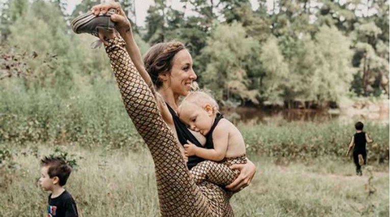 Nesvakidašnji prizor: Ova mama doji dvogodišnju kćer dok vježba jogu