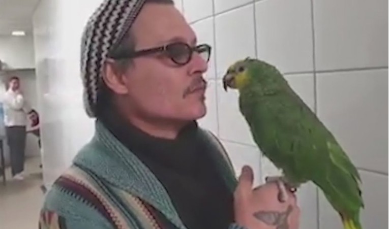 Johnny Depp na srpskom tražio pusu od papige, nije popuštala pa ju je opsovao