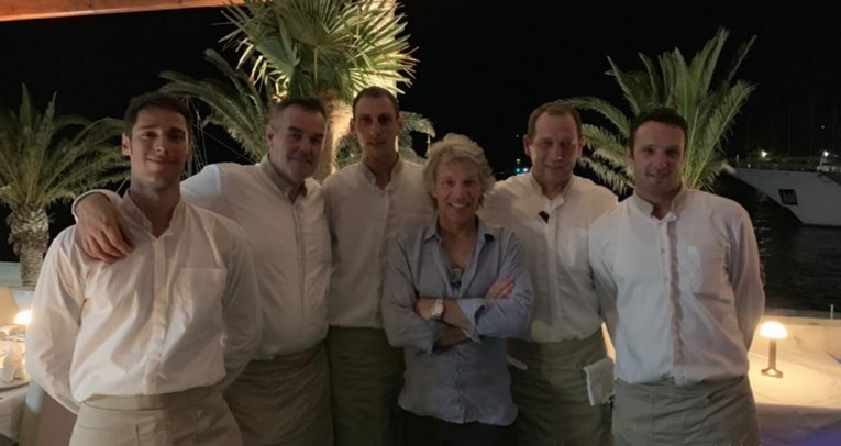 Jona Bon Jovija oduševio restoran na Hvaru, slikao se s osobljem i gostima