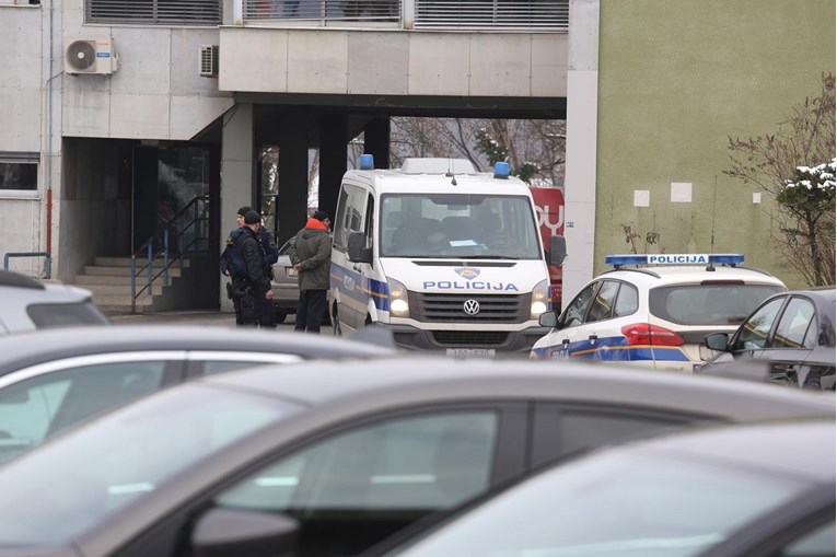 Uhićen mladić koji je razbijao bolnicu: Bježao autom pa se sakrio u krevet