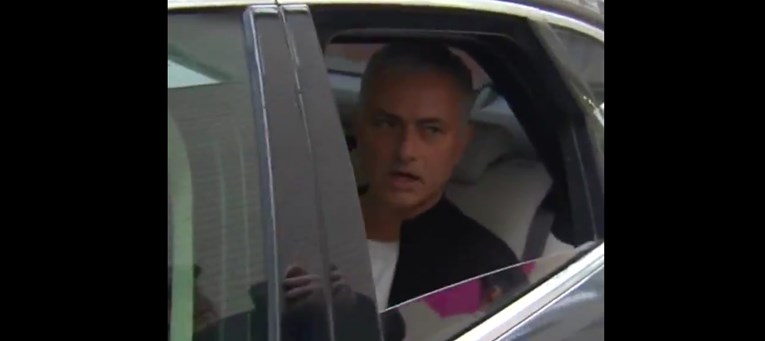 VIDEO Mourinhova prva reakcija nakon otkaza: "Pozdrav, pozdrav dečki"