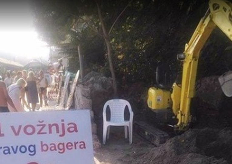 Crnogorci turistima nude - vožnju bagerom