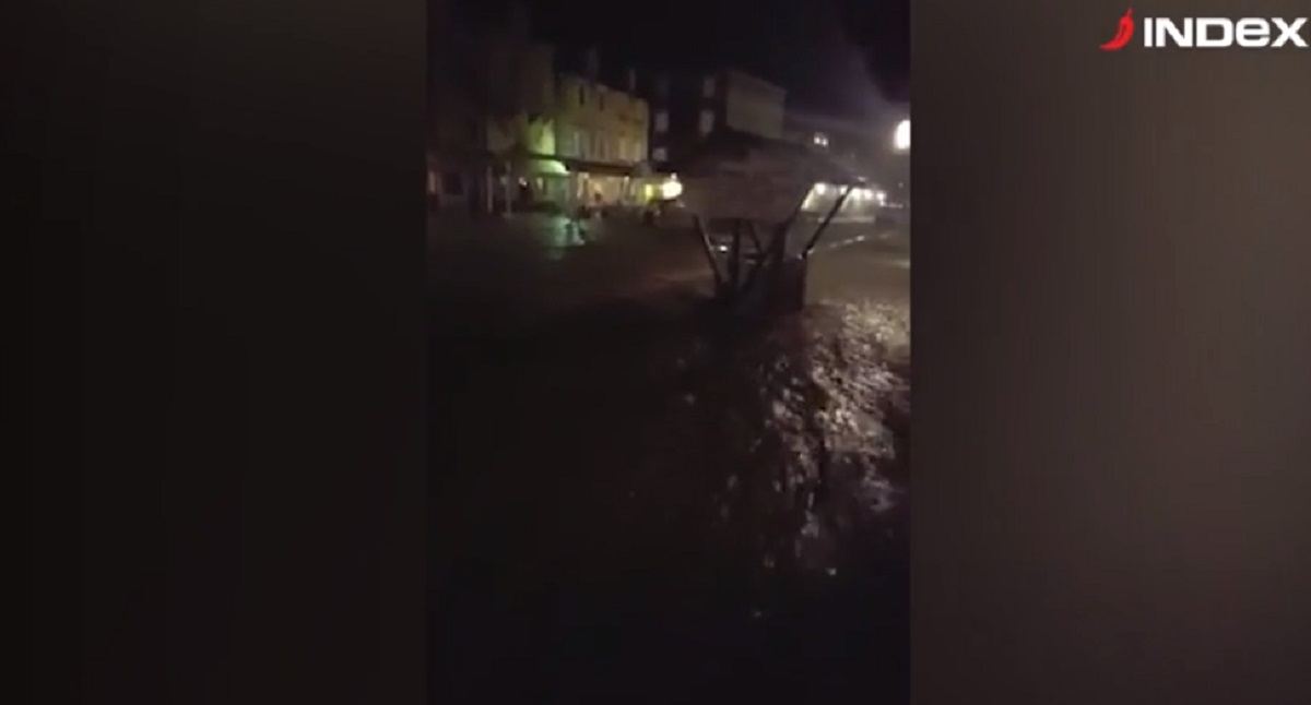 VIDEO Kiša potopila Hvar, poplava nosila štandove i motore