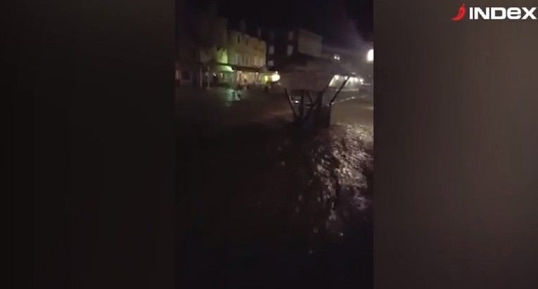 VIDEO Kiša potopila Hvar, poplava nosila štandove i motore