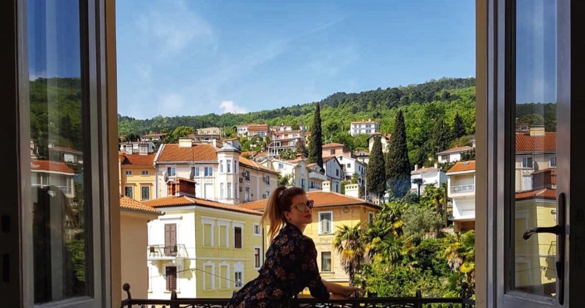 Ecija Ivušić zapalila Instagram prekratkim kombinezonom