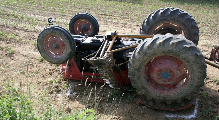 Prevrnuo se traktor kod Zlatara, poginuo vozač