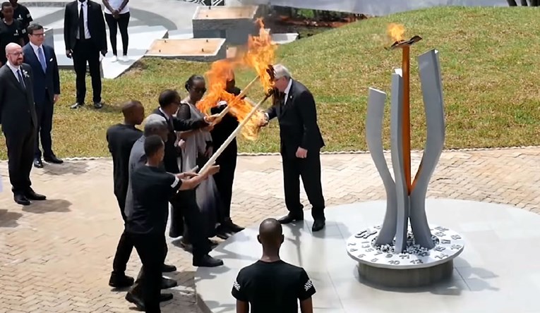 VIDEO Juncker bakljom zamalo zapalio predsjednika Ruande i njegovu ženu
