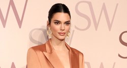 Monokromatski seksepil: Kendall Jenner nosi samo sako i štikle