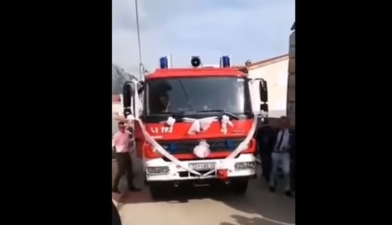 Splićanin po mladenku došao u vatrogasnom vozilu