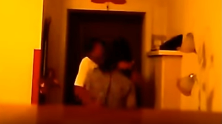 Stavio je kameru na punjač pa slučajno snimio ženu kako ga vara s prijateljem