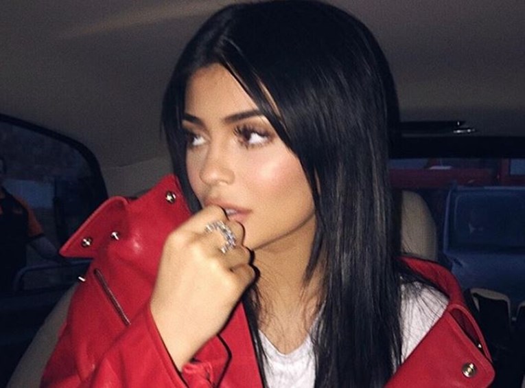 Kylie Jenner izvadila filere iz usana, fanovi oduševljeni