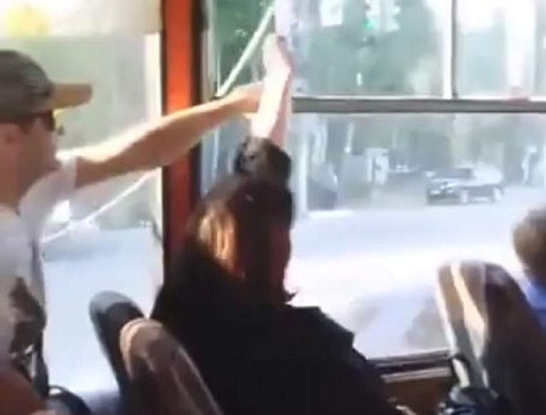 Snimka borbe dvoje putnika za prozor u javnom prijevozu postala hit na internetu