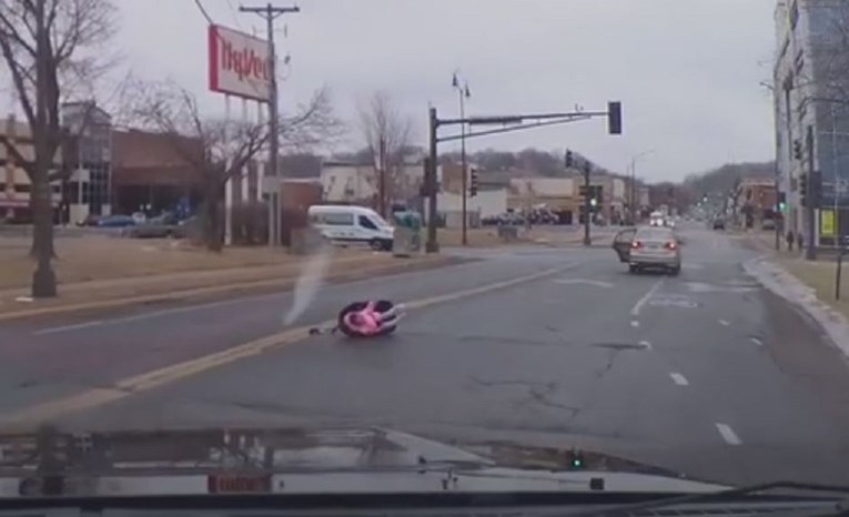 VIDEO Beba sa sjedalicom ispala iz auta, majka nastavila voziti