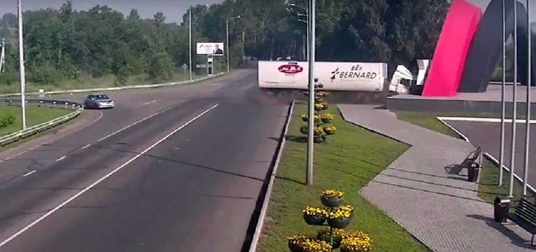 UZNEMIRUJUĆA SNIMKA Ruski vozač kamiona se zabio u znak