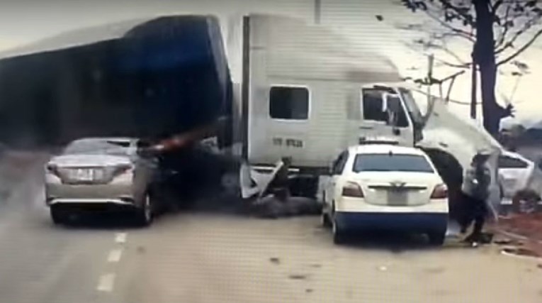 Žena u Vijetnamu spasila sebe i dijete ispred jurećeg kamiona, pogledajte snimku