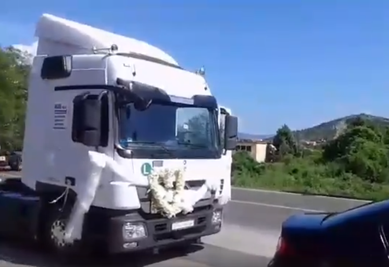 Svatovi iz Hercegovine oduševili regiju, mladoženja na vjenčanje stigao kamionom