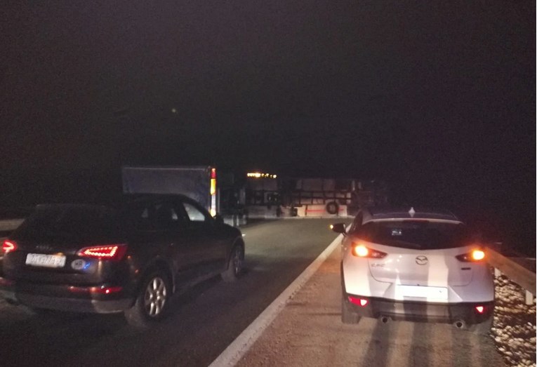 FOTO Kamion se prevrnuo na autocesti prema Splitu, auti voze u krivom smjeru