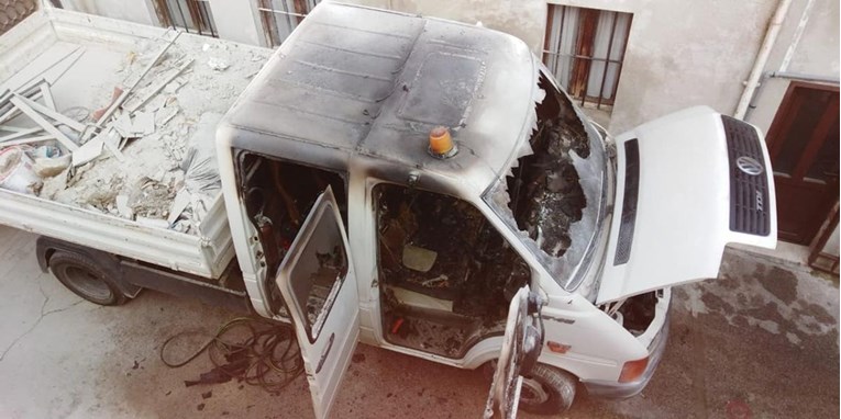 Muškarac u Splitu čekićem razbio tuđi kamion pa ga zapalio
