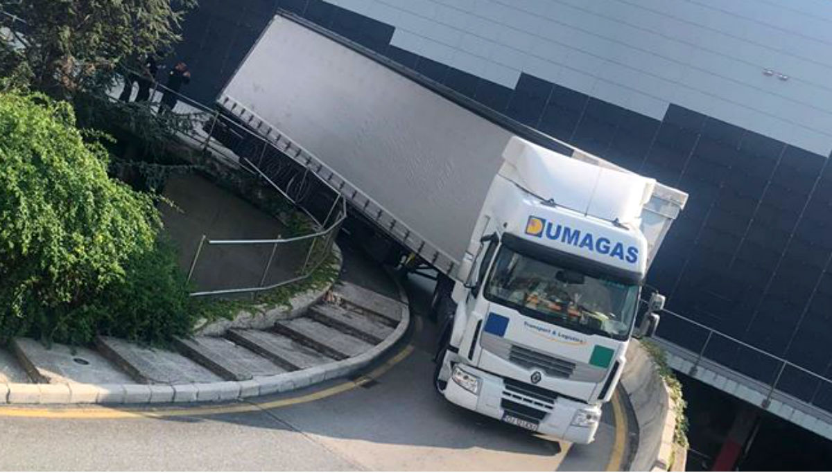 Šleper zapeo na ulazu u garažu splitskog šoping centra