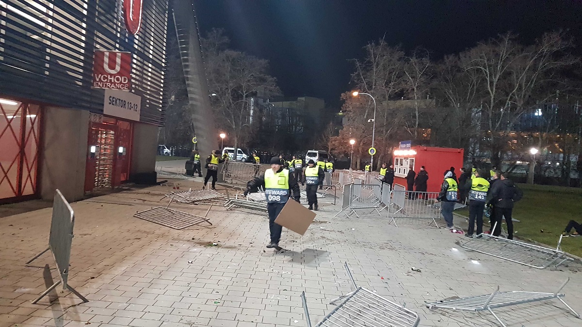Boysi novinaru Indexa u Plzenu istrgnuli mobitel iz ruku