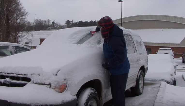 Smislio genijalan trik da odmrzne stakla na autu, a da mu se ne smrznu ruke