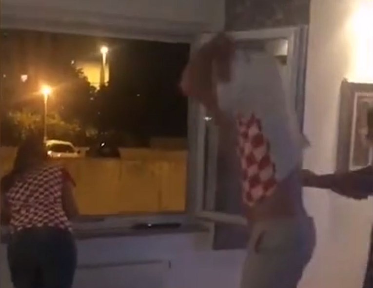 Jedan hrvatski navijač sinoć je od sreće bacio kauč kroz prozor