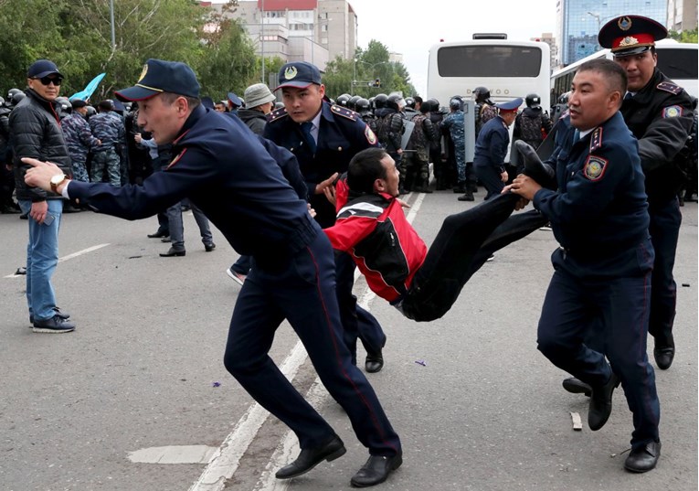 U Kazahstanu se održavaju predsjednički izbori, uhićene su stotine ljudi